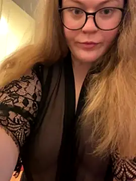 EveBaker04 online show from November 4, 2025, 4:11 pm