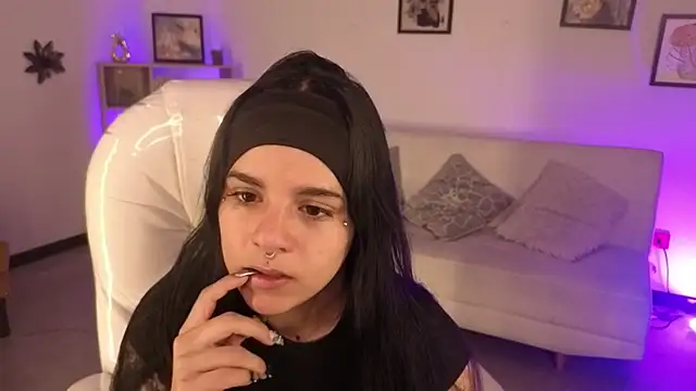 Nicole Foxx  online show from November 20, 2025, 7:14 pm