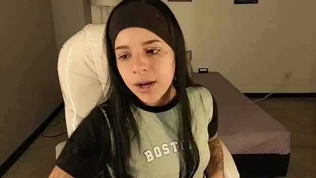 Nicole Foxx  online show from October 6, 2025, 7:25 pm