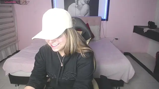 Kitten Cam online show from November 8, 2025, 1:42 am