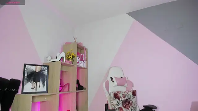 RayaCarr  online show from November 11, 2025, 1:50 pm