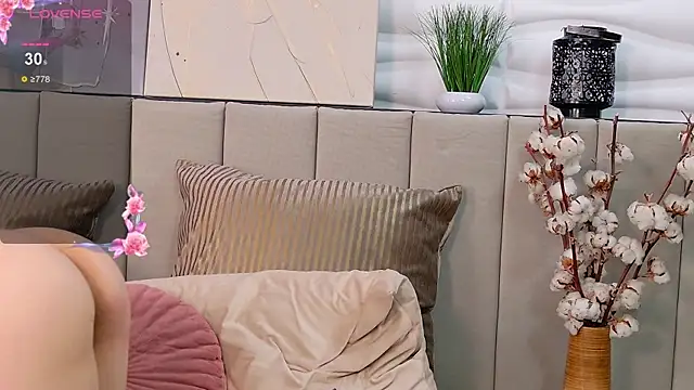 Elly Ross online show from March 7, 2025, 12:01 pm