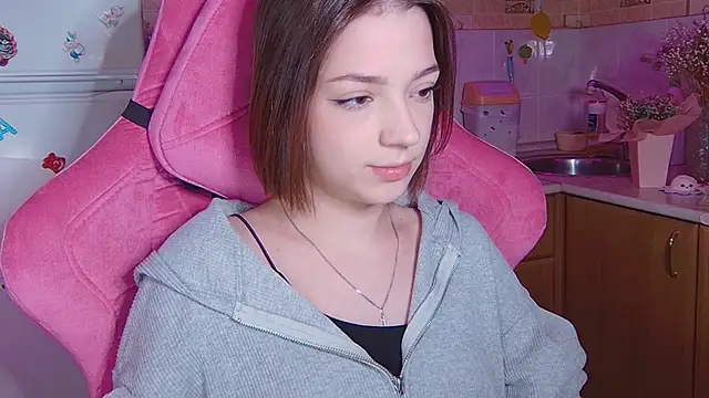 Snapshot of PamBeesly chatting on April 12, 2026, 4:21 pm PamBeesly online show from April 12, 2026, 4:21 pm