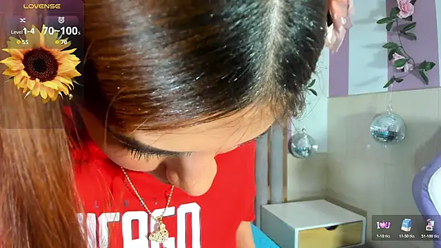 emili clark online show from November 21, 2025, 8:19 pm