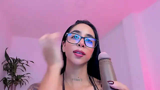sophierooy22 online show from June 14, 2026, 3:19 am