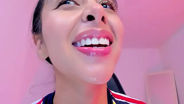 sophierooy22 online show from June 18, 2026, 5:17 am