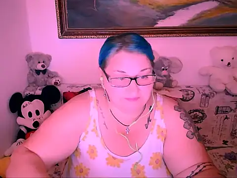 Marryllunax online show from September 18, 2025, 7:06 pm