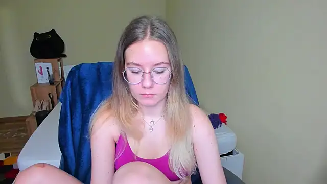 EmilyPaw online show from February 12, 2025, 10:46 am