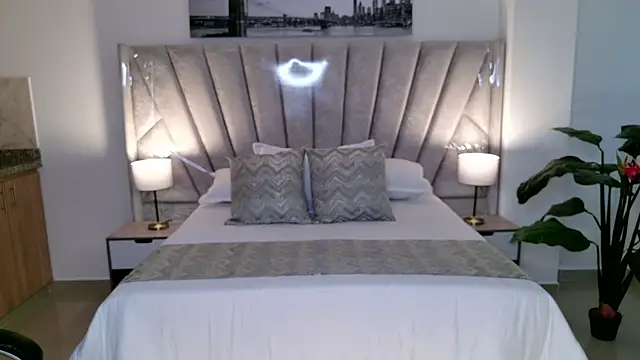 Snapshot of Layla_Breezee chatting on May 28, 2026, 12:00 pm Layla Breezee online show from May 28, 2026, 12:00 pm