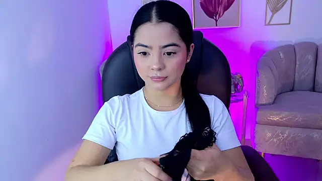 Snapshot of Layla_Breezee chatting on April 26, 2026, 11:29 am Layla Breezee online show from April 26, 2026, 11:29 am