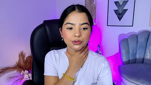 Snapshot of Layla_Breezee chatting on April 21, 2026, 11:06 am Layla Breezee online show from April 21, 2026, 11:06 am