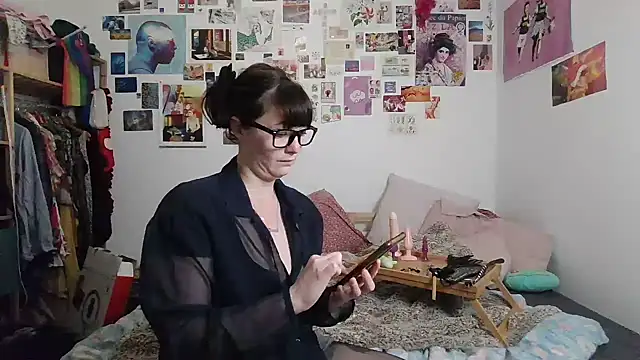 AdorahB3ll3 online show from March 17, 2025, 8:09 pm