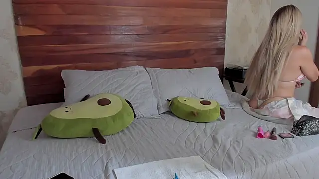 Melina Cooper  online show from March 13, 2025, 3:06 pm