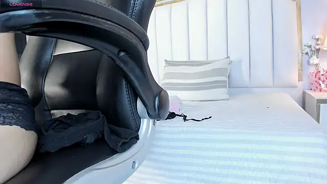 Raven jade  online show from September 11, 2025, 3:39 am