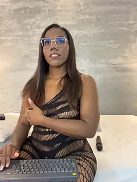 Snapshot of Alaia_Colins chatting on June 24, 2026, 2:10 am Alaia Colins online show from June 24, 2026, 2:10 am