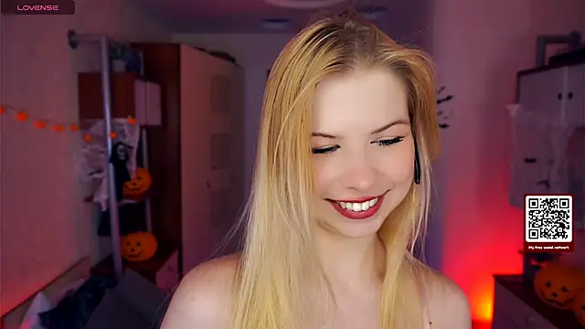 LynetHakes online show from October 9, 2025, 4:24 am