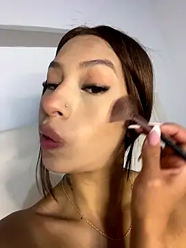 bella bloomg online show from November 25, 2025, 9:15 pm