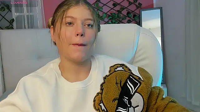 Snapshot of alaia_greyy chatting on June 6, 2026, 2:00 pm alaia greyy online show from June 6, 2026, 2:00 pm