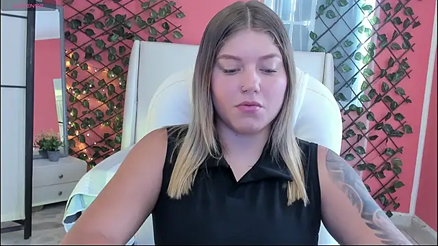 Snapshot of alaia_greyy chatting on May 1, 2026, 1:05 pm alaia greyy online show from May 1, 2026, 1:05 pm