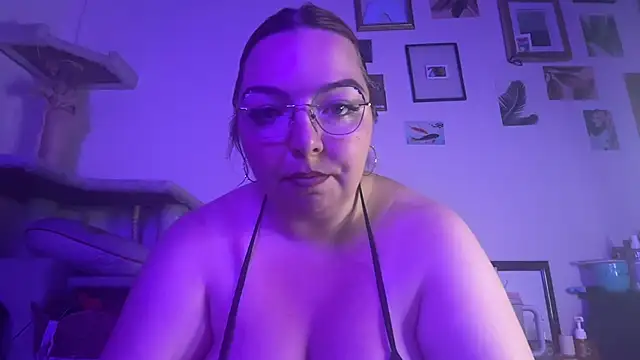 Snapshot of curvycate127 chatting on July 11, 2026, 4:57 am curvycate127 online show from July 11, 2026, 4:57 am