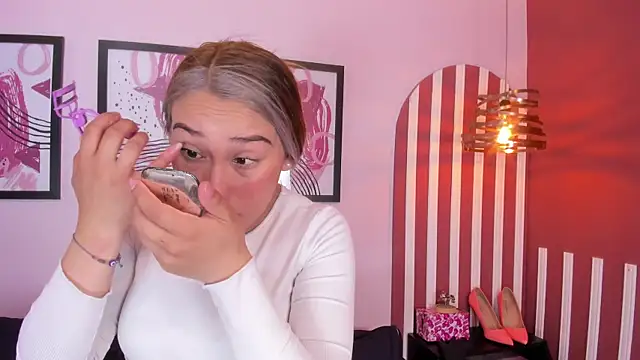 Lannajansen online show from October 14, 2025, 6:19 pm