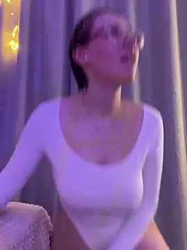 Molli Luv online show from October 4, 2025, 3:24 pm