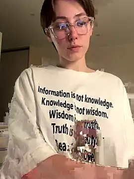 Molli Luv online show from October 17, 2025, 5:48 pm