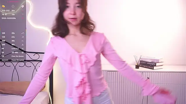 VeronaCritchlow online show from March 31, 2026, 7:10 am