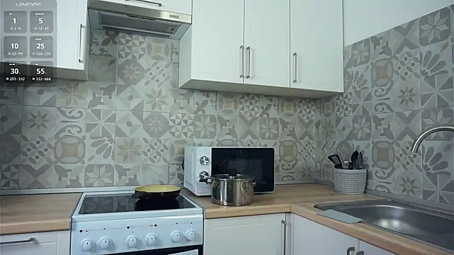 VeronaCritchlow online show from November 8, 2025, 7:12 am