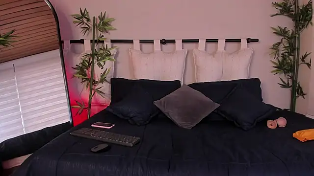 catalina sex   online show from February 12, 2025, 12:44 pm