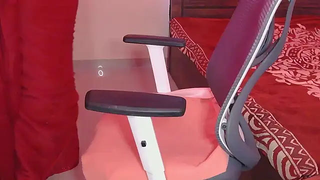 PRIYANKAUAE online show from November 26, 2025, 9:53 am