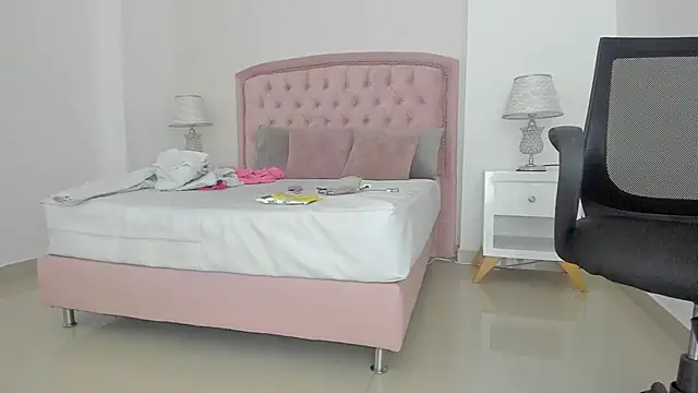 Kendall  Fox online show from September 24, 2025, 6:31 am