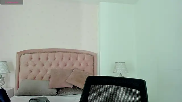 Kendall  Fox online show from October 17, 2025, 4:49 am