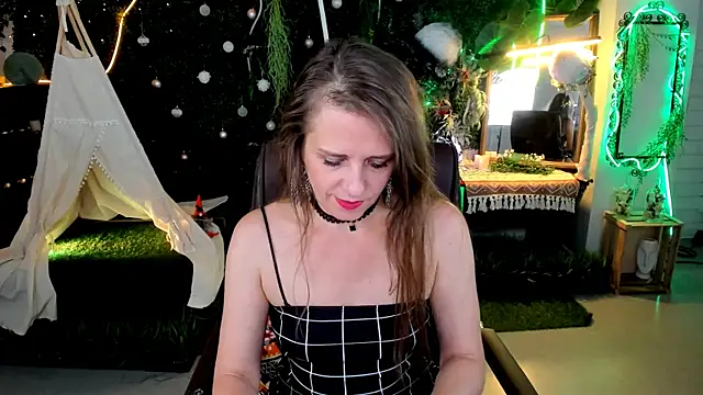 EmiliaBedy online show from June 15, 2026, 9:42 am