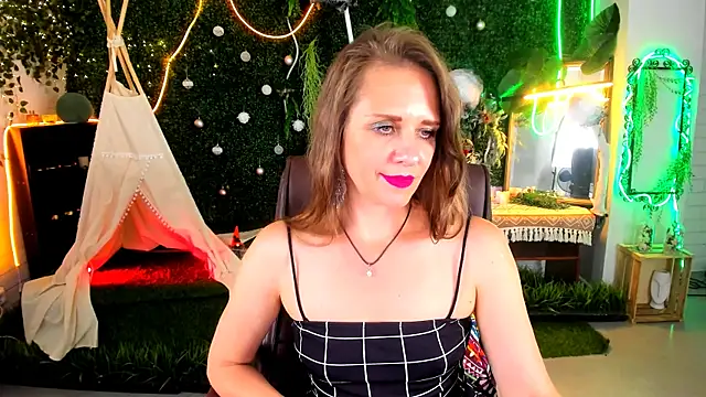 Snapshot of EmiliaBedy chatting on July 6, 2026, 3:03 pm EmiliaBedy online show from July 6, 2026, 3:03 pm