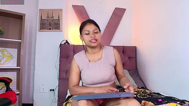 Snapshot of CamiilaReyes chatting on May 31, 2026, 1:06 pm CamiilaReyes online show from May 31, 2026, 1:06 pm