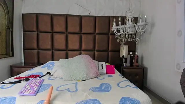 zoe taylorr1 online show from September 25, 2025, 4:51 am