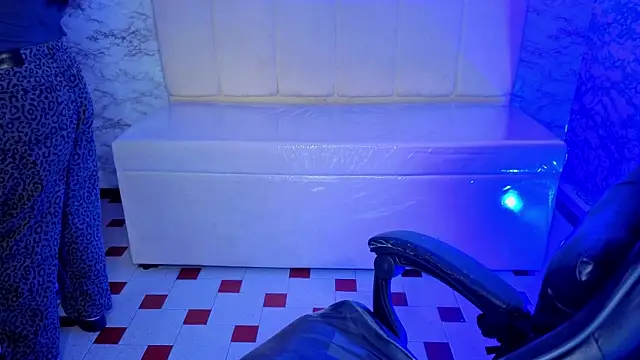 Hela v online show from April 8, 2026, 1:01 pm