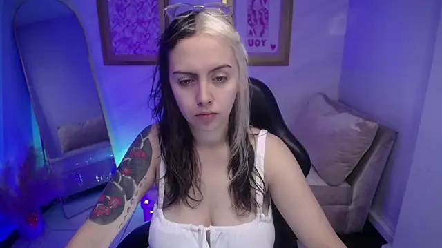 Hela v online show from September 30, 2025, 12:00 pm