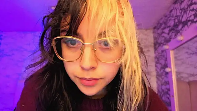 Hela v online show from March 14, 2026, 12:11 pm