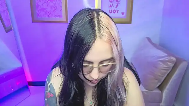 Hela v online show from January 17, 2026, 8:12 pm