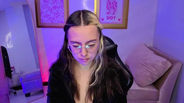 Hela v online show from November 26, 2025, 8:09 pm