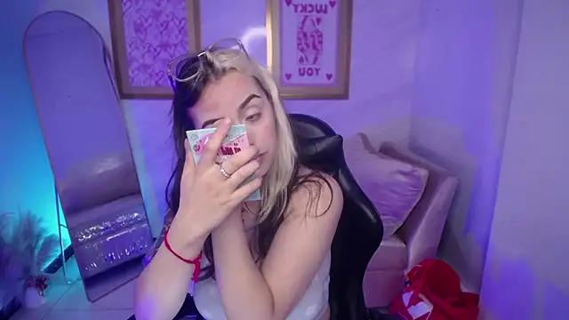 Hela v online show from November 10, 2025, 8:25 pm