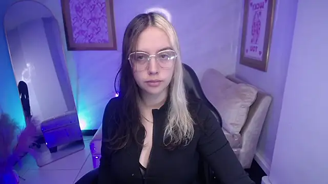 Hela v online show from September 19, 2025, 12:09 pm