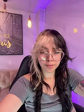 Hela v online show from March 5, 2026, 1:30 pm