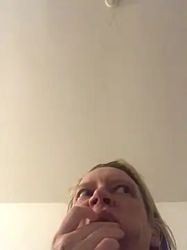 Snapshot of blondey206 chatting on March 4, 2025, 4:06 am blondey206 online show from March 4, 2025, 4:06 am