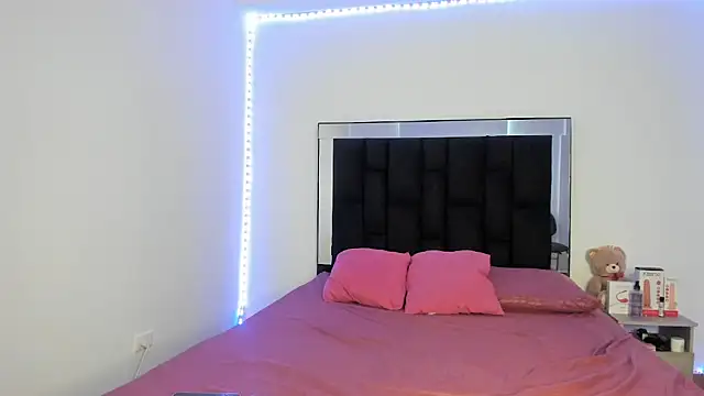 victoriacolin online show from March 7, 2025, 12:23 pm