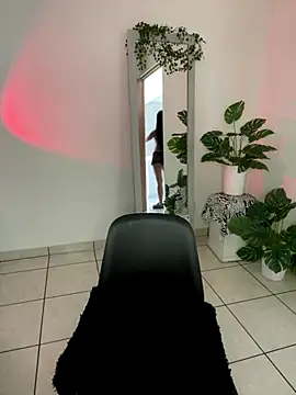 meli ortiz  online show from November 21, 2025, 2:05 pm