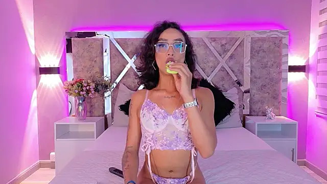 AliDiaz  online show from September 26, 2025, 10:05 pm