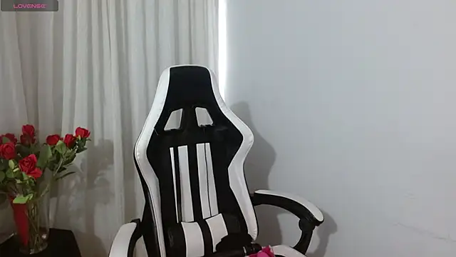 Lunasquirt1985 online show from April 19, 2026, 12:50 pm